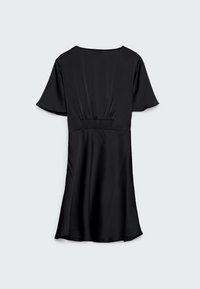 Robe noire à manches courtes avec une taille cintrée et une jupe évasée. Tissu satiné lisse, encolure ronde et détails élastiques à l'arrière.