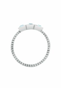 Anello in argento con una fascia testurizzata e tre accenti azzurri chiari nella parte superiore. La forma è circolare con una superficie lucida e dettagli geometrici.