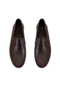 Braune Lederloafers mit strukturiertem Design, versehen mit Kontrastnähten entlang der Kanten und einem glatten Oberteil.