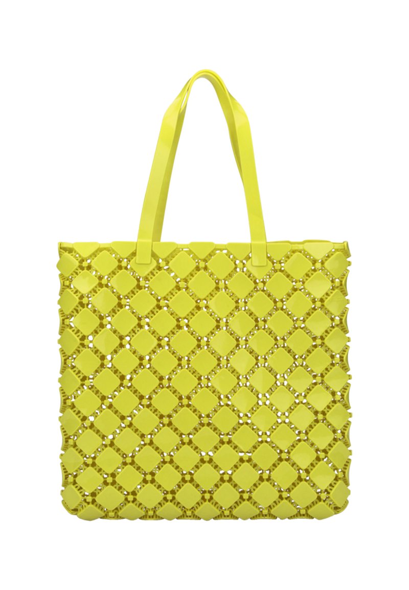 Żółta plastikowa torba tote z plecionym wzorem, z diamentowymi wycięciami i dwoma mocnymi uchwytami. Gładka tekstura i lekka.