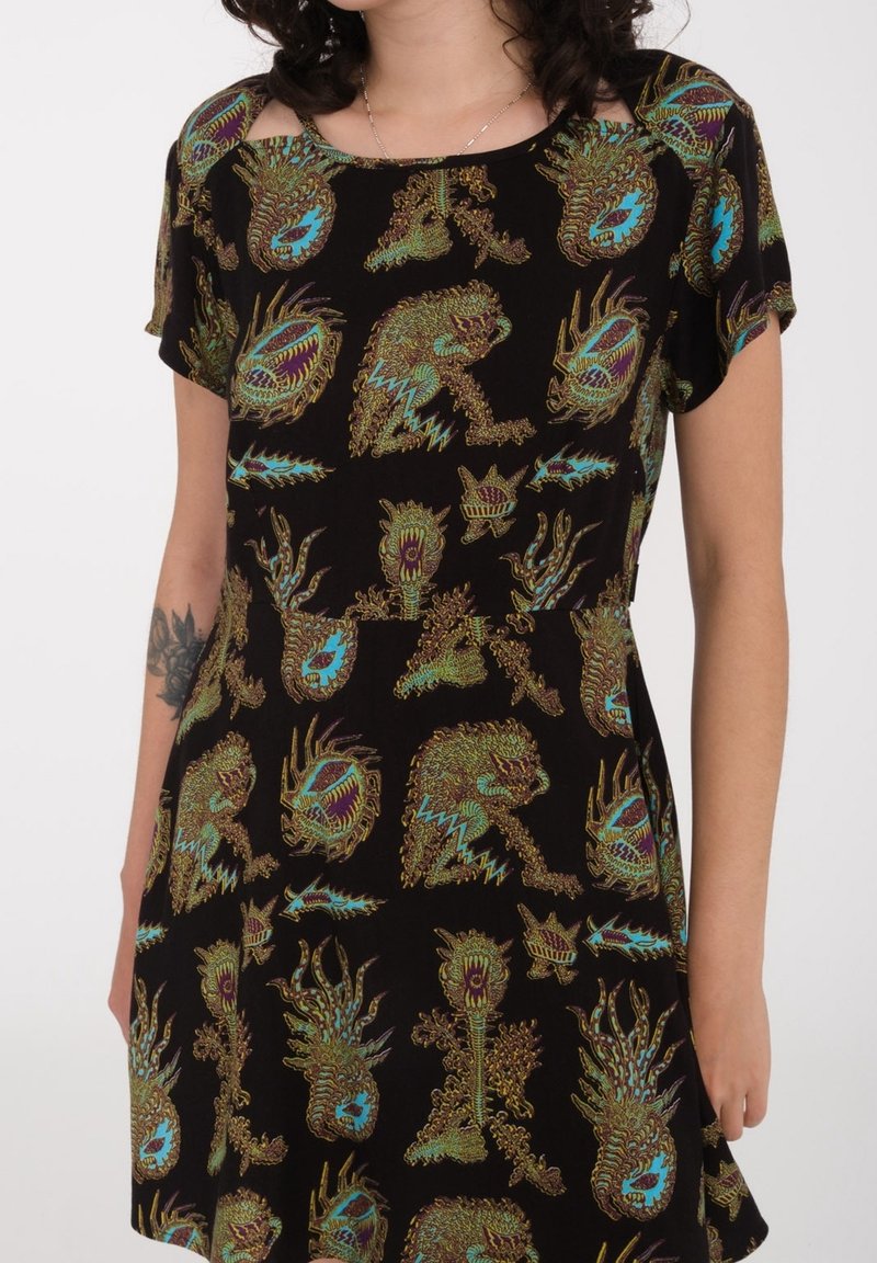 Robe noire à manches courtes ornée de motifs multicolores complexes d'animaux et de plantes, fabriquée en tissu doux avec une coupe décontractée.
