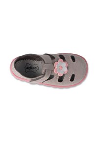 Scarpa in suede grigia con accenti rosa, dettagli floreali, fessure aperte per la ventilazione e una suola in gomma morbida. Progettata per comfort e supporto.