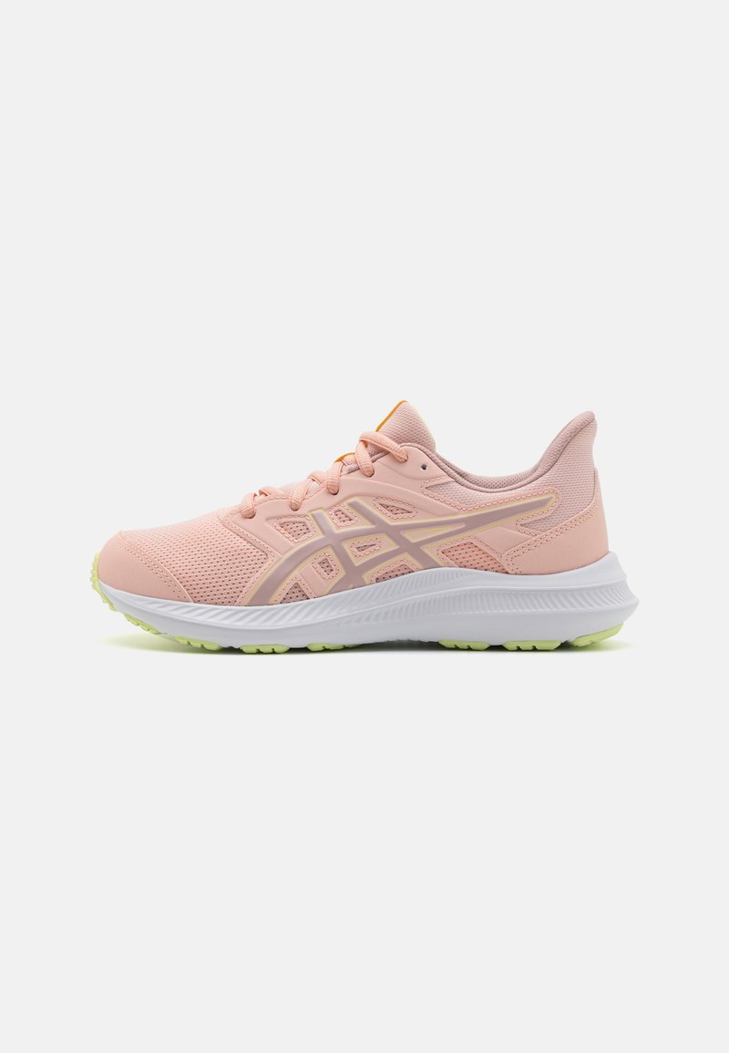 Baskets de sport rose clair avec tige en maille, semelle intermédiaire blanche et semelle extérieure vert néon. Présente un système de laçage et des accents de design subtils.