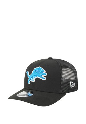 Schwarze Baseballmütze mit strukturiertem vorderen Teil, Mesh-Rücken und einem blauen gestickten Löwen-Logo. Hat einen gewölbten Schirm und einen Größenaufkleber.