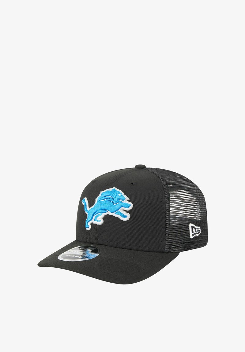 Casquette de baseball noire avec un front structuré, un dos en mesh et un logo de lion brodé bleu. Elle présente une visière incurvée et un autocollant de taille.