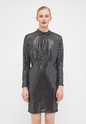 Schwarzes Pailletten-Kleid mit langen Ärmeln, hohem Ausschnitt und geraffter Taille. Es hat eine figurbetonte Silhouette und reflektierende Details im gesamten Kleid.