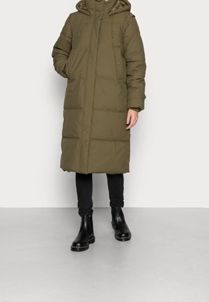 Manteau doudoune vert olive avec capuche, présentant une fermeture éclair, deux poches latérales et une coupe légèrement oversize. Texture lisse et panneaux cousus.