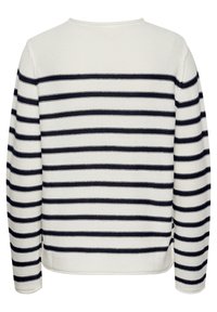 Pull blanc en tricot à manches longues avec des rayures noires horizontales réparties uniformément sur le dos et les manches.