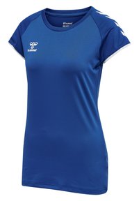 Blå atletisk T-shirt lavet af glat syntetisk materiale. Har korte ærmer, en rund halsudskæring og hvide detaljer på skuldrene.