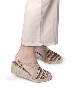 Wedge sandals made of woven multicolored textile and natural materials, featuring an elastic band and jute-wrapped sole.