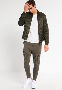 Urban Classics PLEAT SWEATPANTS - Pantalones deportivos - olive