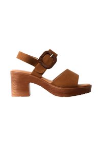 Sandale à bout ouvert en daim marron avec talon épais en bois et large bride à boucle carrée autour de la cheville, vue latérale sur fond blanc.