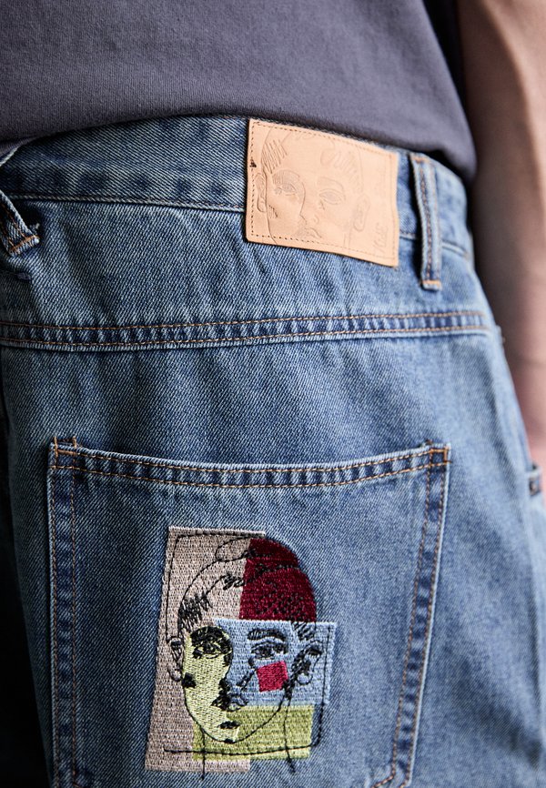 FACE PATCHWORK BAGGY  - Denim shorts - light wash4