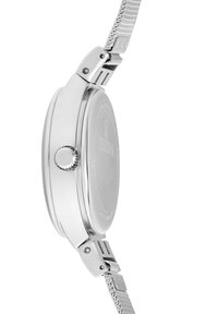 Reloj de pulsera de metal plateado con una caja lisa y pulida y una corona texturizada; cuenta con una correa de malla metálica.