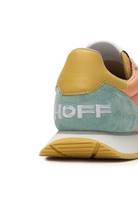 Wielokolorowe trampki z żółtą skórzaną piętą, jasnoniebieską zamszową tylną częścią i białym haftowanym logo. Gumowa podeszwa z teksturowanym wzorem antypoślizgowym.