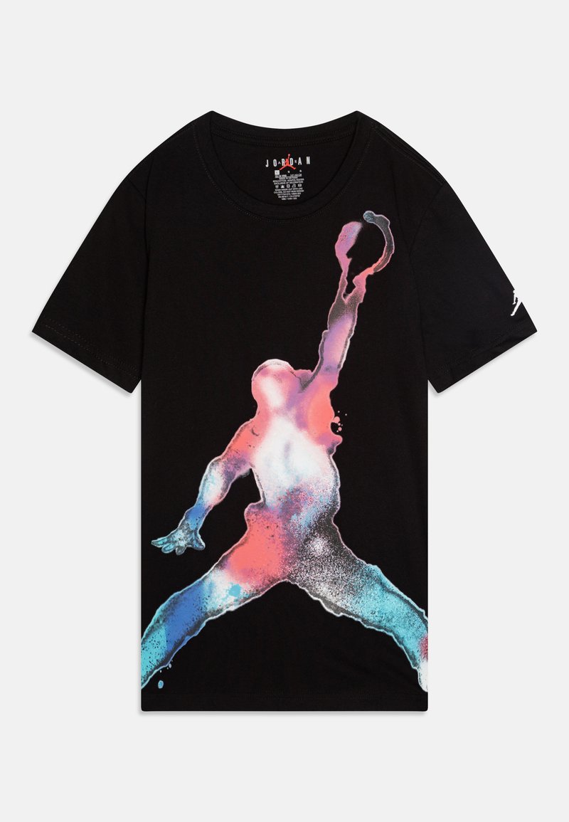 T-shirt in cotone nero con una silhouette di Jordan in stile splatter vivace nei colori rosa, blu e bianco. Maniche corte e scollatura rotonda.