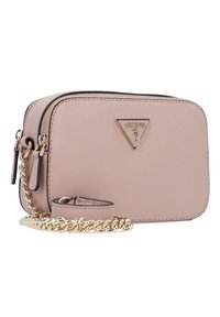 Borsa crossbody sintetica rosa con texture, chiusura con zip, tracolla in catena dorata lucida e emblema triangolare del marchio Guess sul davanti.