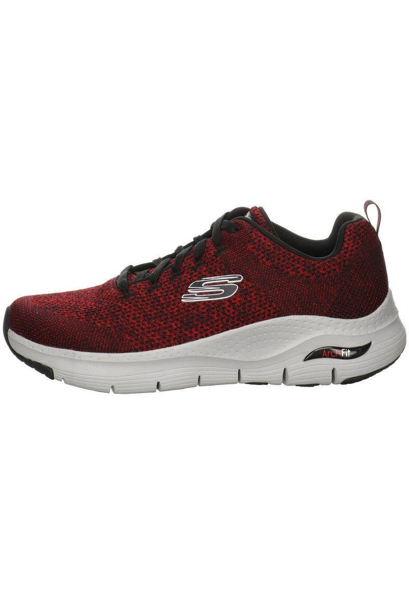 Scarpa sportiva rossa e nera con tomaia in maglia, intersuola bianca, suola nera e design con lacci. Presenta la tecnologia Arch Fit.