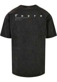 Schwarzes Baumwoll-T-Shirt mit lässigem Schnitt, Rundhalsausschnitt und Rückendruck mit dem Schriftzug "LOST YOUTH" sowie weißen horizontalen Linienelementen.