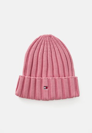 Gorro de malha rosa com textura canelada e bainha dobrada. Apresenta uma pequena etiqueta de logótipo com detalhes em vermelho, branco e azul.