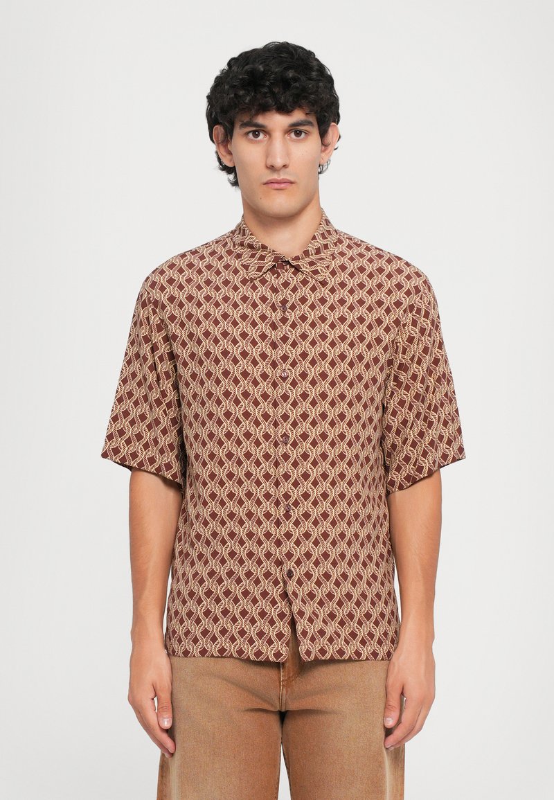 Braunes Kurzarmhemd mit einem beige verflochtenen Muster, durchgehender Knopfverschluss und Kragen. Hergestellt aus leichtem Stoff.