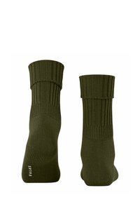 Oliwkowe skarpetki ukazane z boku, z prążkowanym mankietem i gładką fakturą, z logo na podeszwie.