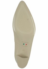 Soletta di scarpa con tacco alto beige, con motivo di grip testurizzato, cuciture laterali e cappuccio per il tacco. Contrassegnata con "NeroGiardini", "Made in Italy" e misura 37.