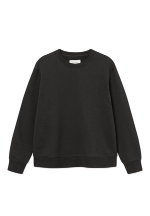 Czarna bluza z długim rękawem i okrągłym dekoltem, z prążkowanymi mankietami i krawędzią, subtelne przeszywane logo na piersi oraz metka WOOD WOOD wewnątrz kołnierza.