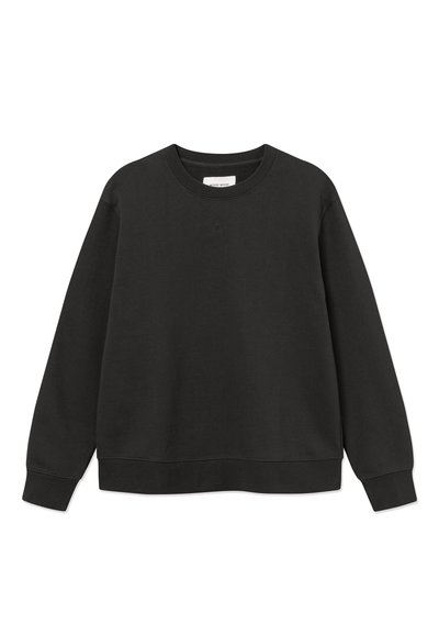 Sudadera negra de manga larga con cuello redondo, puños y dobladillo acanalados, logo discretamente cosido en el pecho y etiqueta WOOD WOOD en el interior del cuello.