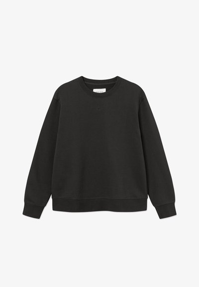 Sudadera negra de manga larga con cuello redondo, puños y dobladillo acanalados, logo discretamente cosido en el pecho y etiqueta WOOD WOOD en el interior del cuello.