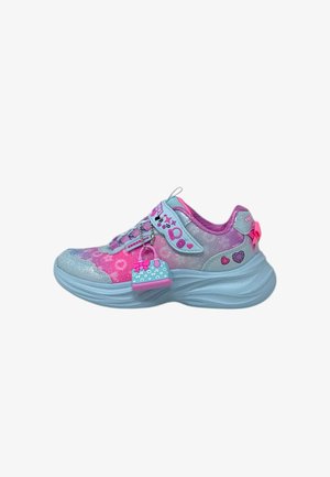 Sneaker multicolore con parte superiore a sfumatura rosa e blu, dettagli decorativi con motivo, suola spessa e testurizzata, e hardware decorativo.