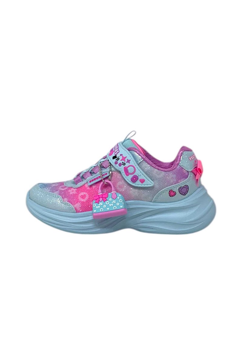 Sneaker multicolore con parte superiore a sfumatura rosa e blu, dettagli decorativi con motivo, suola spessa e testurizzata, e hardware decorativo.