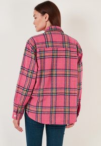 LELA Gombos blúz - fuchsia