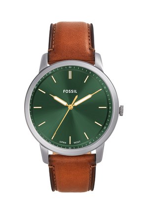 Orologio tondo in argento con quadrante verde, lancette e indici dorati, cinturino in pelle marrone e logo Fossil a ore 12.