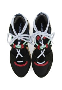 Zapatillas negras con materiales de malla y ante, que presentan cordones coloridos en rojo, verde y azul, y un collar acolchado para mayor comodidad.