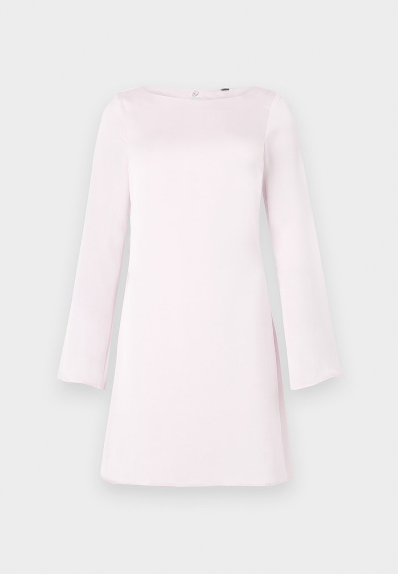 Robe longue à manches longues de couleur rose clair avec un encolure bateau et une coupe droite, fabriquée en tissu lisse avec un léger éclat et des fentes latérales.