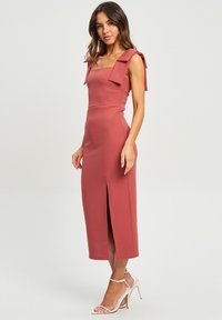 CHANCERY PRESLEY - Pouzdrové šaty - dusty rose