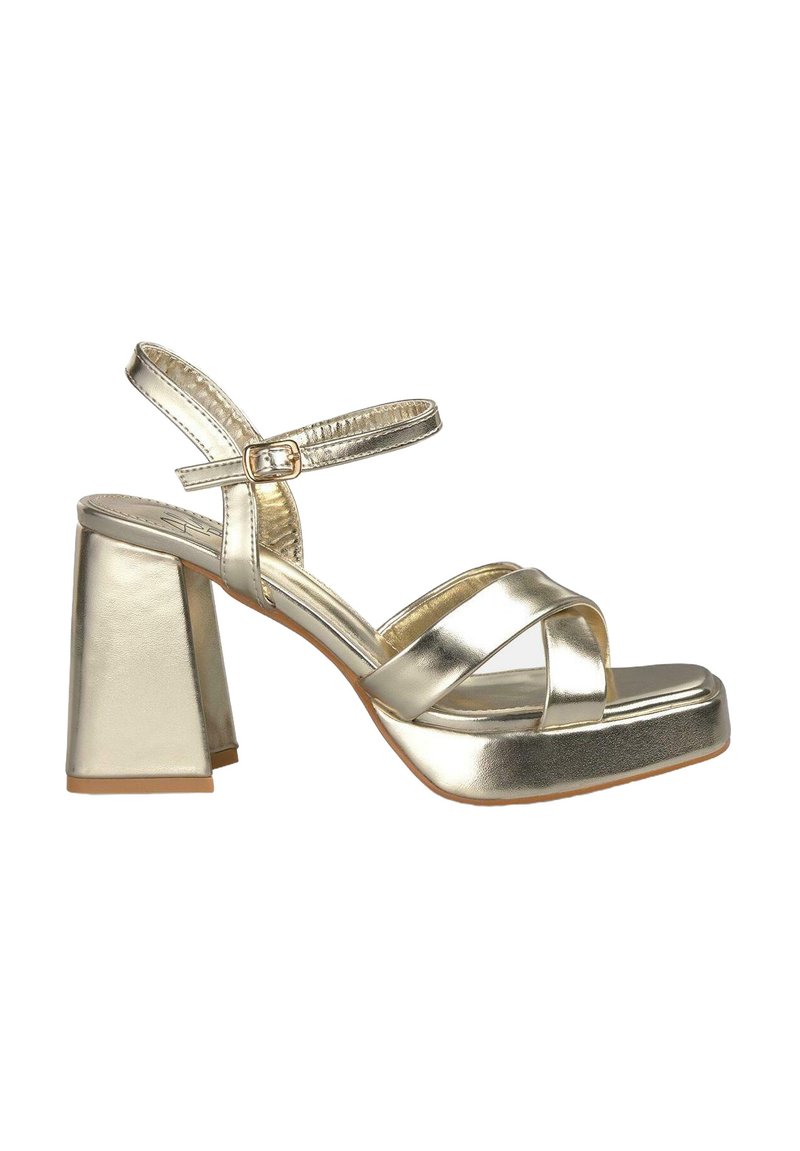 Sandali platform metallici dorati con tacco a blocco, caratterizzati da cinturini incrociati e una fibbia regolabile alla caviglia. Texture liscia.