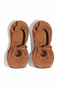Braune Wildleder-Balletschuhe mit runder Zehenpartie, elastischem Kragen und vorn gebundenen Schnürsenkeln mit goldfarbenen Akzenten. Flache Sohle.