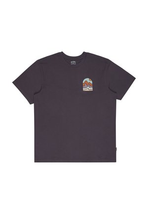 T-shirt manches courtes à col rond en coton gris foncé, avec un motif abstrait multicolore sur la zone de la poche poitrine gauche.