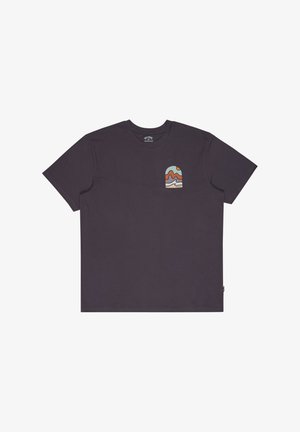 Kurzärmeliges T-Shirt mit Rundhalsausschnitt aus dunkelgrauer Baumwolle, mit einem mehrfarbigen abstrakten Design auf der linken Brusttaschenpartie.