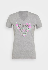 Grå V-hals T-shirt med et blomster Guess-logo i pink og grøn på midten af forsiden, med korte ærmer og en tætsiddende pasform.