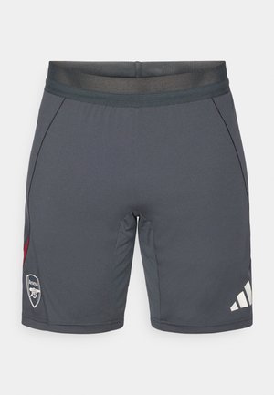Szare spodenki sportowe wykonane z lekkiego materiału, z siateczkowym pasem w talii, bocznymi szwami, białym logo Adidas oraz herbem Arsenalu.