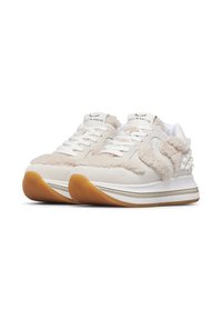 Sneaker bianche con una texture scamosciata e soffice, caratterizzate da un design distintivo con suola in gomma e dettagli a piramide sul tallone.