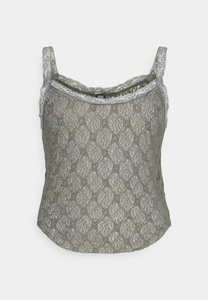 Top de tirantes de encaje en color verde oliva con ribete gris claro. Presenta un intrincado patrón floral y tirantes ajustables. Textura suave.