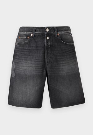 Shorts in denim nero con finitura sbiadita, dotati di cinque tasche, hardware in tonalità rame e design a gamba dritta.