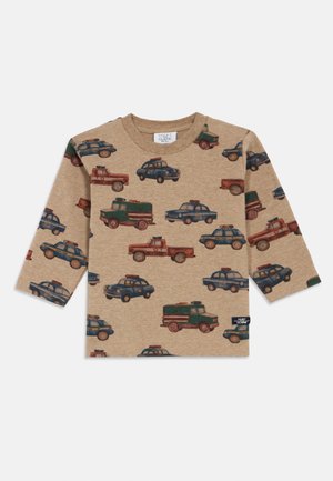 Beige Langarmshirt für Kleinkinder mit wiederholtem Muster von Vintage-Polizeiwagen und Lastwagen in Blau, Rot und Grün.