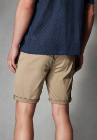 Next REGULAR FIT - Shorts - stone