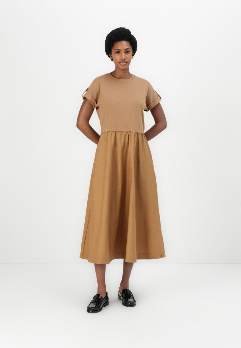 tommy hilfiger brown dress MODERN CODY MIDI MIX - Day Cam-Arts Sunday vibes. According to Color:Set 8