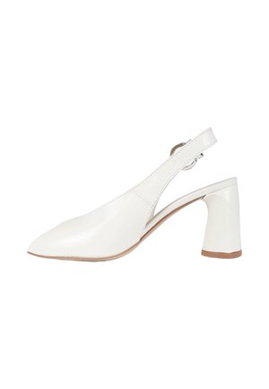 Scarpa slingback in vernice bianca con punta appuntita e tacco a blocco, con cinturino con fibbia argentata alla caviglia.